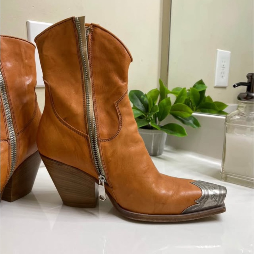 Vero Cuoio Tan Leather Ankle Boots with Silver Toe